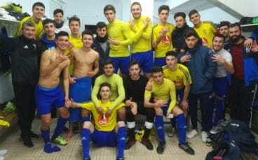 juveniles del cd denia celebrando el triunfo ante el cd acero