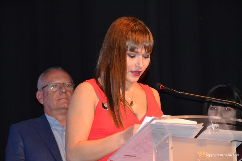 Laura Crespo leyendo el premio al mejor deportista del 2017