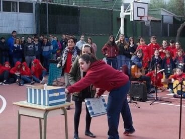 Liberan a una paloma en el colegio Paidos