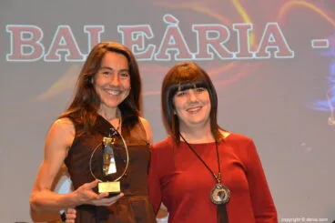 Lili Riva con su trofeo