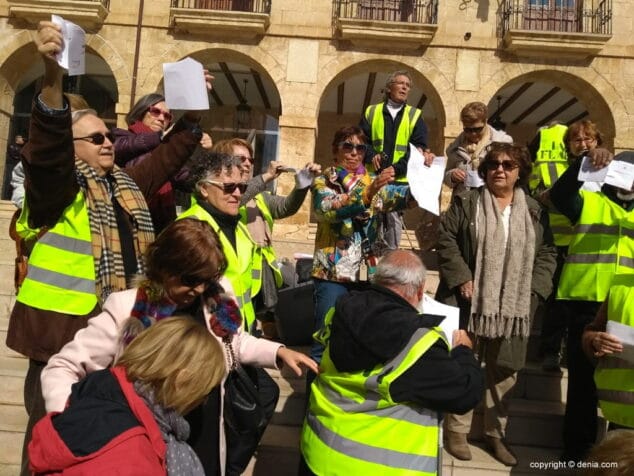 los yayoflautas rompiendo las cartas de las pensiones