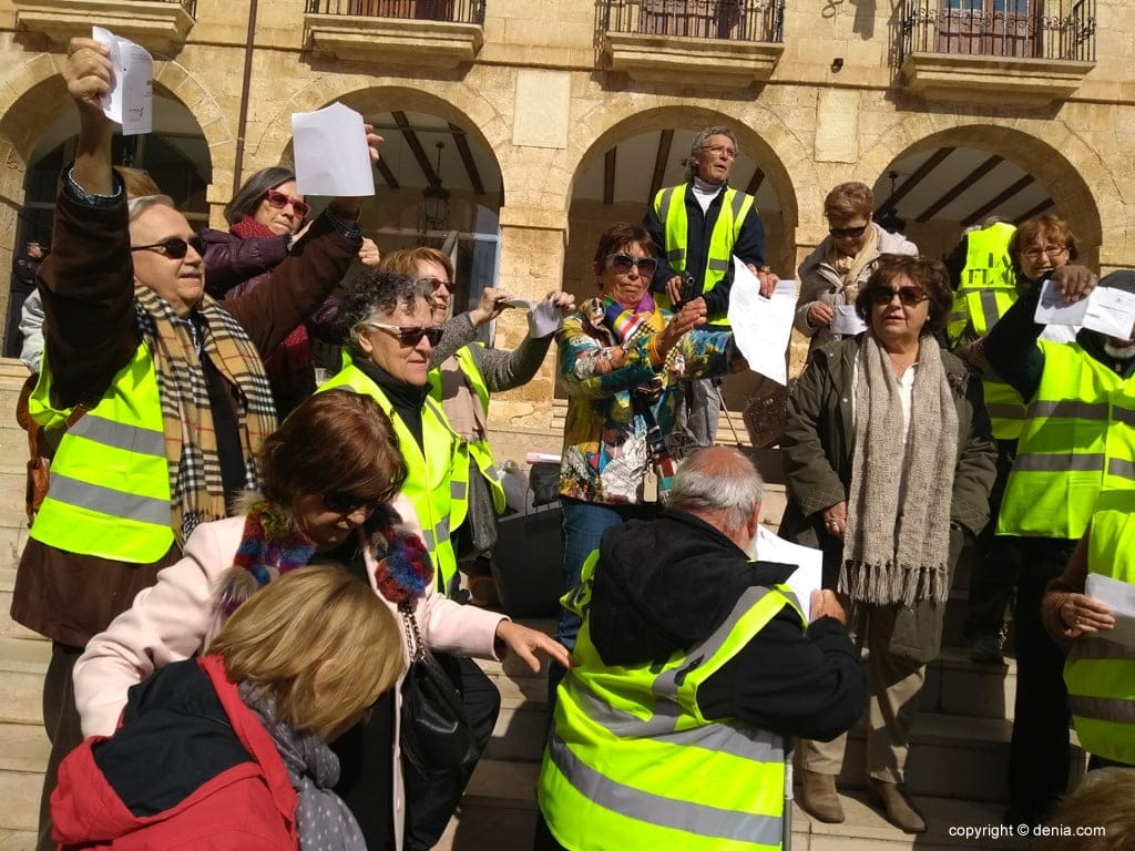 los yayoflautas rompiendo las cartas de las pensiones