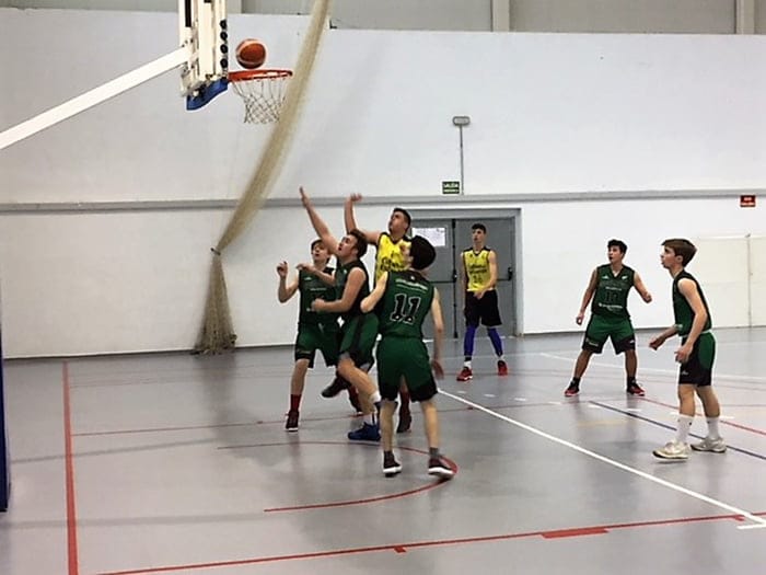 lucha por el rebote en el cadete del denia basquer y cb escolapias