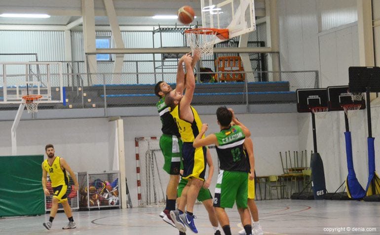 Cara y cruz para los equipos seniors del Dénia Básquet Club 1 luchando un rebote el pivot dianense