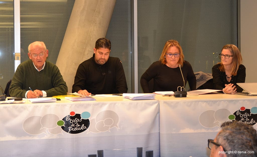 El CD Dénia recibirá diez mil euros por los derechos audiovisuales del Dénia Futsal 2 mesa presidencial del cd denia