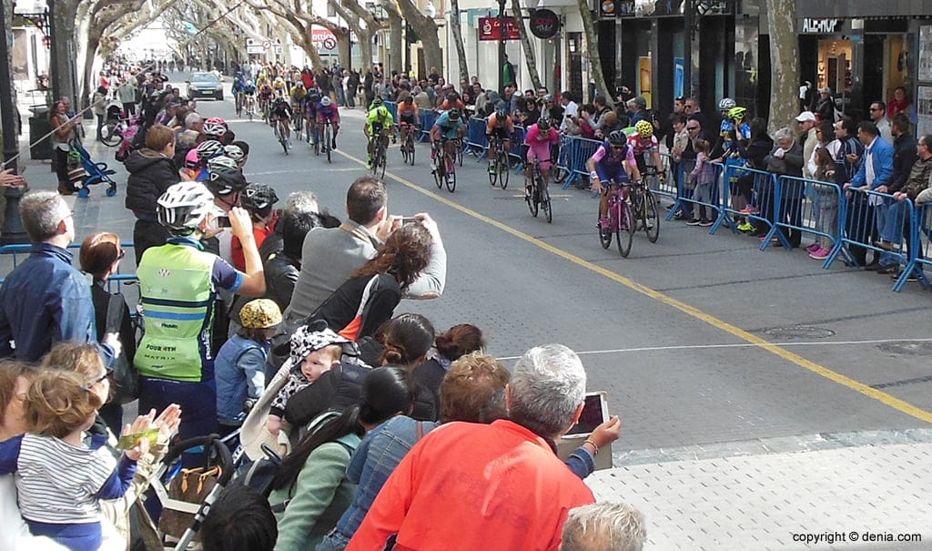 La <em>Volta Ciclista a la Marina</em> celebra su quinta etapa en Dénia 1 meta en la calle marques de campo