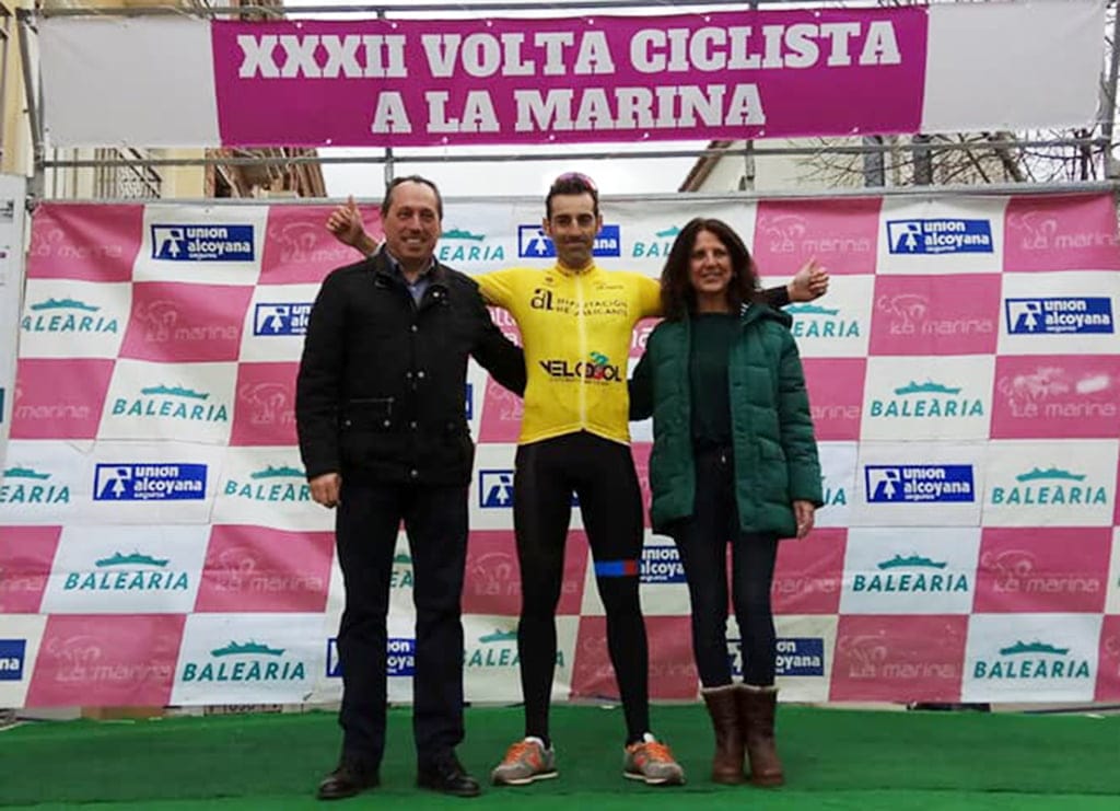 La <em>Volta Ciclista a la Marina</em> celebra su quinta etapa en Dénia 3 moises espinos vestido de lider