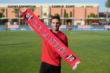 oscar gomis en su presentacion con la nucia cf