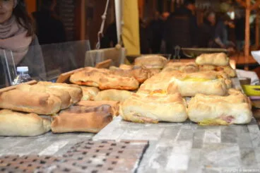 pan artesano a la venta en un mercado de denia