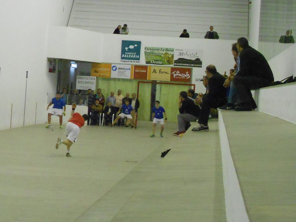Dénia y Xàbia B se ven las caras en la tercera jornada de la '<em>II Lliga Comarcal Marina Alta de Raspall</em>' 1 partida de raspall en el trinquet el rovellet de denia