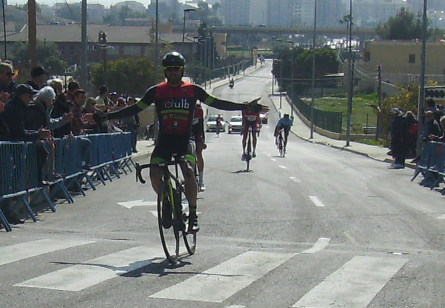 Pedro José López entrando vencedor en meta
