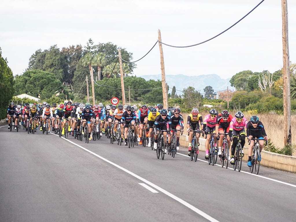 Fergus Robinson triunfador en la etapa de la '<em>Volta a la Marina</em>' celebrada en Dénia 2 peloton en el cami de gandia