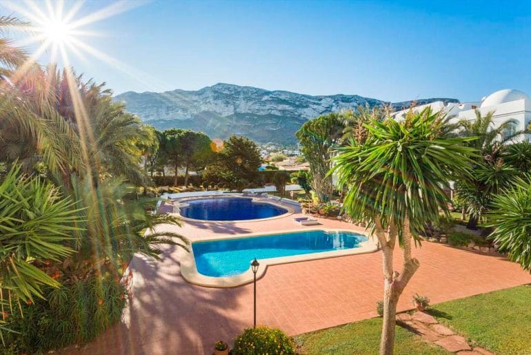 Piscina comunitaria Aguila Rent a Villa