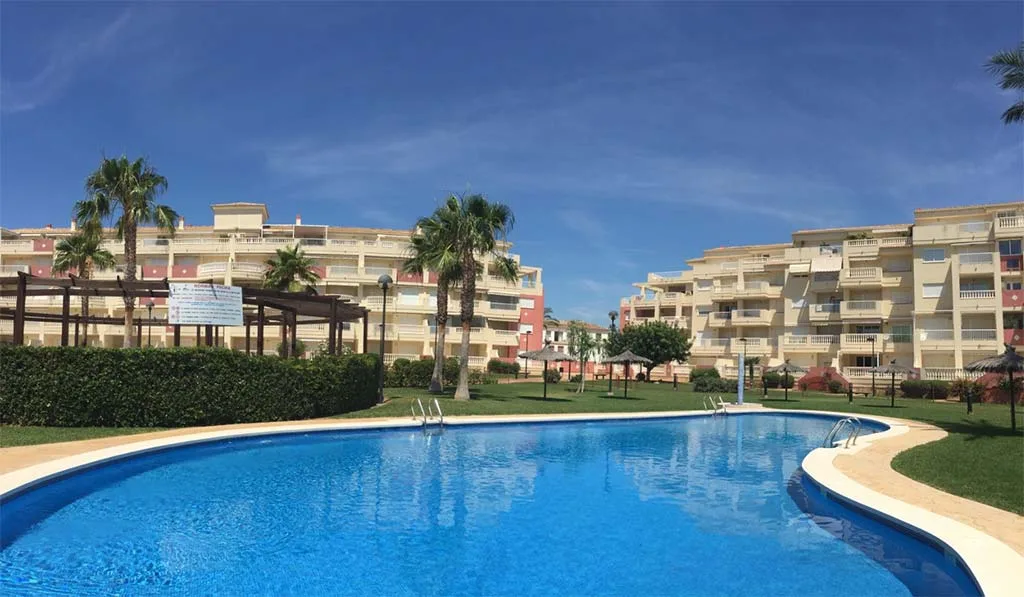 Serviden te presenta este apartamento cercano a la playa para tus vacaciones en Dénia 2 piscina comunitaria serviden