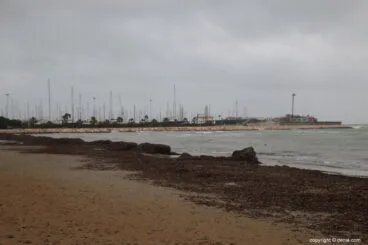 Playa de la Marineta durante el temporal de lluvia
