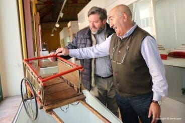 Rafa Carrió y Bartolomé Bas con el carro donado