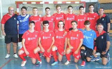 raul gil con su equipo juvenil del paidos