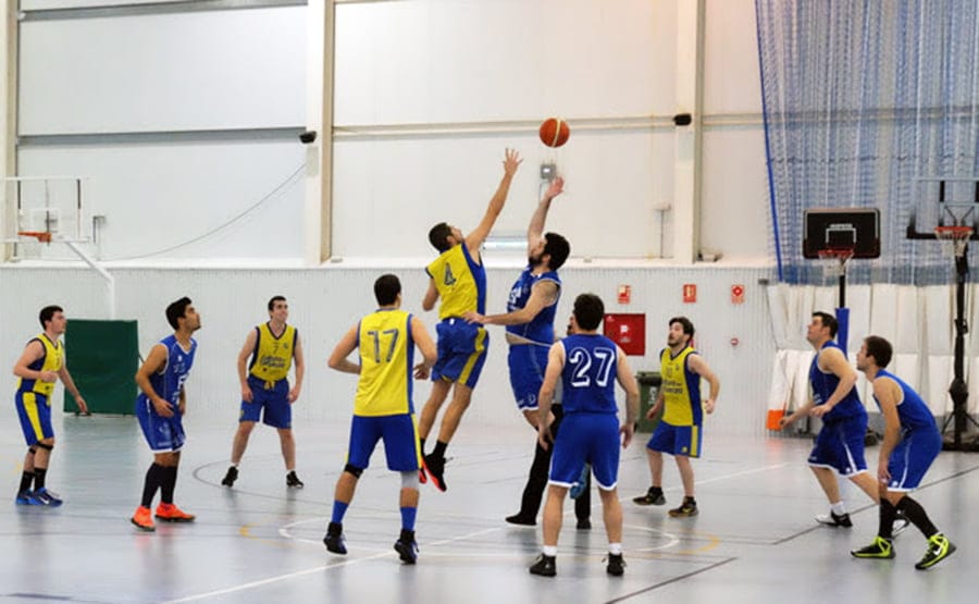 Cara y cruz para los equipos seniors del Dénia Básquet Club 2 salto inicial del senior zonal