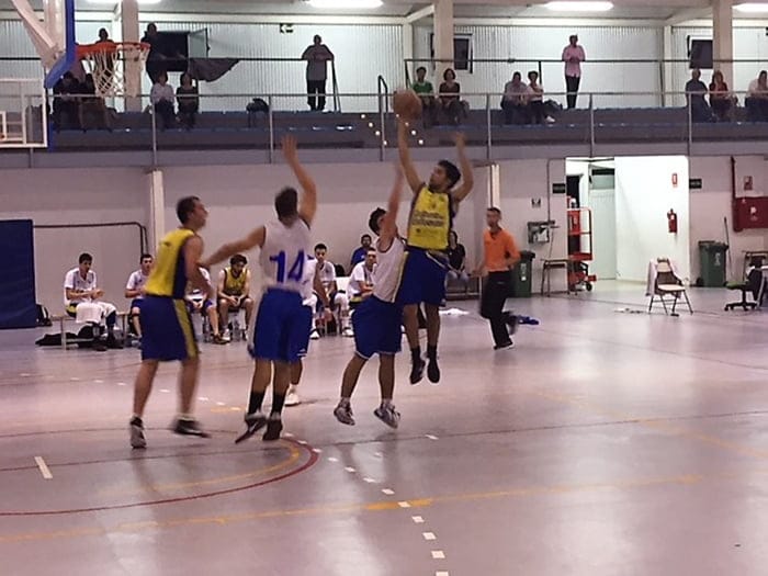 senior dianenses lanzando al aro