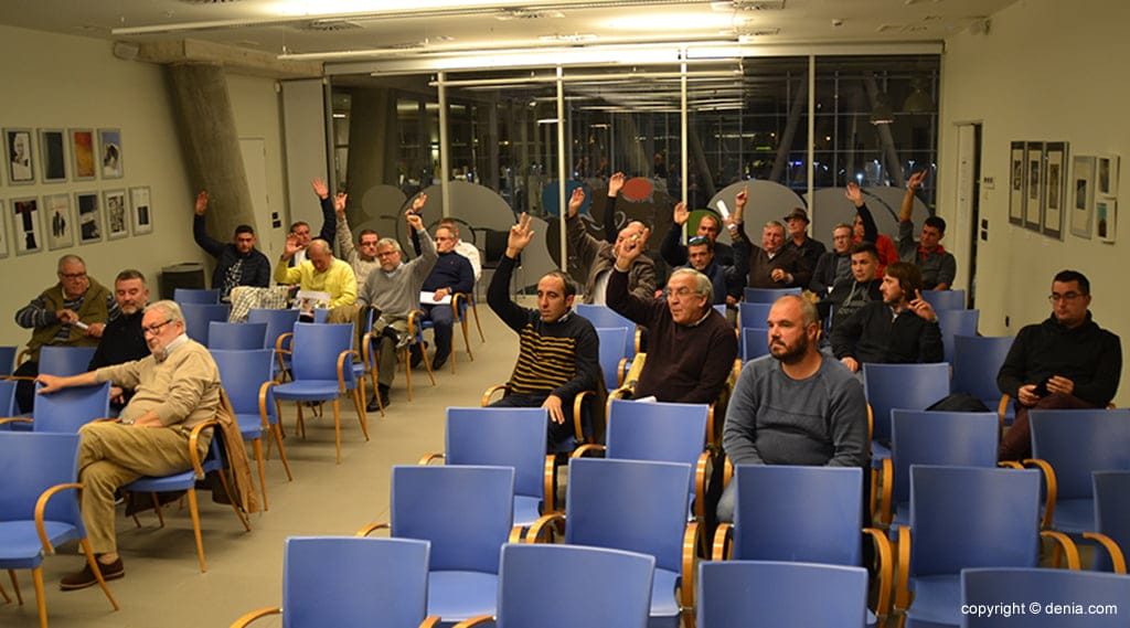 El CD Dénia recibirá diez mil euros por los derechos audiovisuales del Dénia Futsal 3 socios del cd denia en plena votacion
