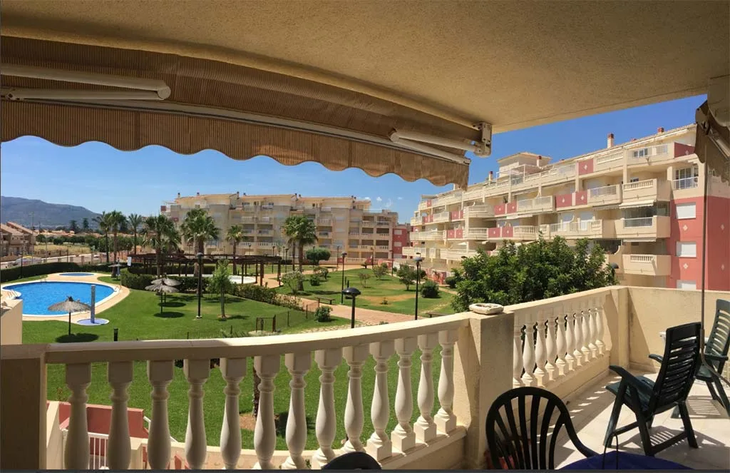 Serviden te presenta este apartamento cercano a la playa para tus vacaciones en Dénia 1 toldo y urbanizacion serviden