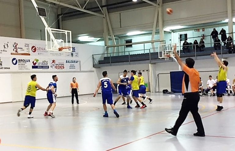 Un junior lanzando un triple