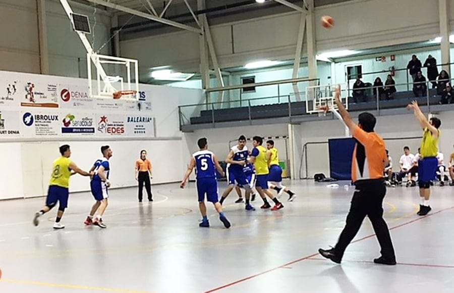 Cara y cruz para los equipos seniors del Dénia Básquet Club 4 un junior lanzando un triple