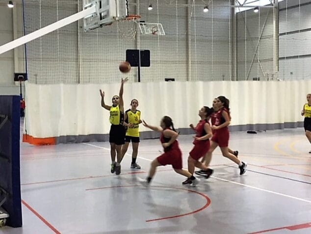 una cadete entrando a canasta