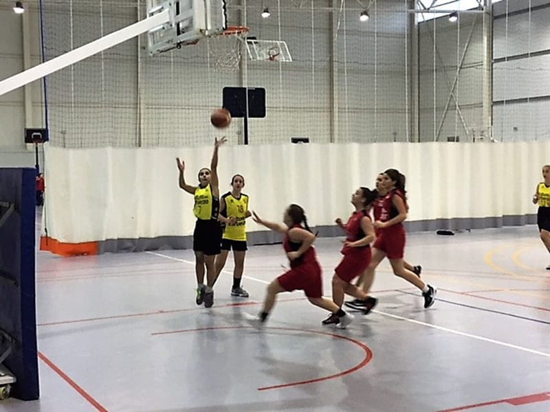 una cadete entrando a canasta