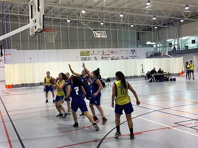 Cara y cruz para los equipos seniors del Dénia Básquet Club 5 una junior dianense luchando un rebote