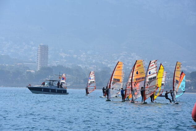 una regata de tablas de windsurf