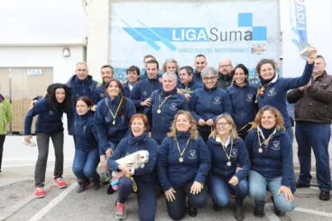 veteranas y veteranos del club rem marina de denia celebrando sus triunfos