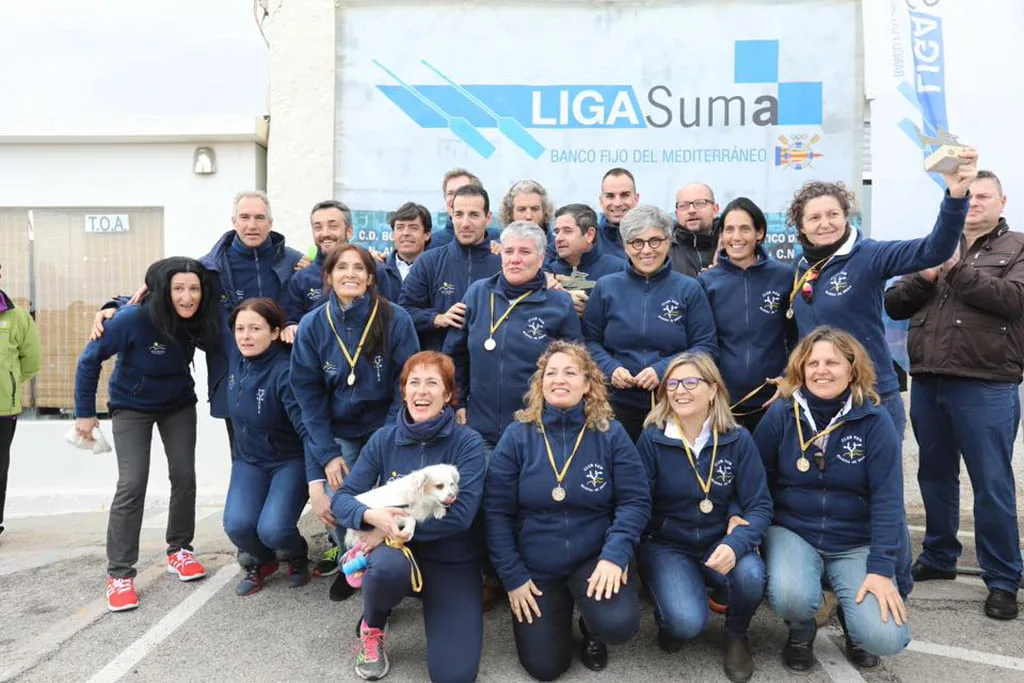 veteranas y veteranos del club rem marina de denia celebrando sus triunfos