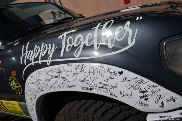 El equipo Tronquet 71 parte desde Portal de la Marina hacia la Maroc Challenge con el coche cargado de solidaridad 4 02 firmas de los alumnos del colegio montgo