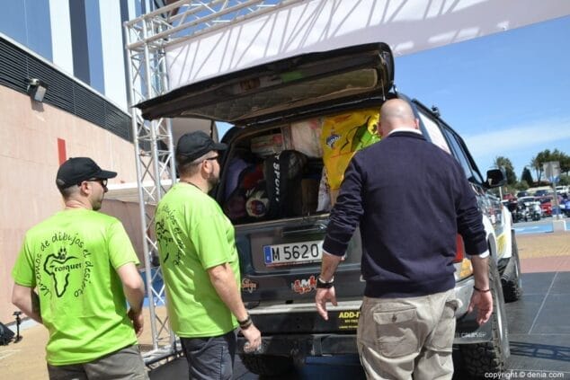 El equipo Tronquet 71 parte desde Portal de la Marina hacia la Maroc Challenge con el coche cargado de solidaridad 5 03 el coche del equipo tronquet 71 repleto de material escolar