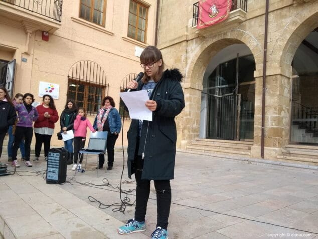 04 concentracion 8 marzo denia lectura de poesias