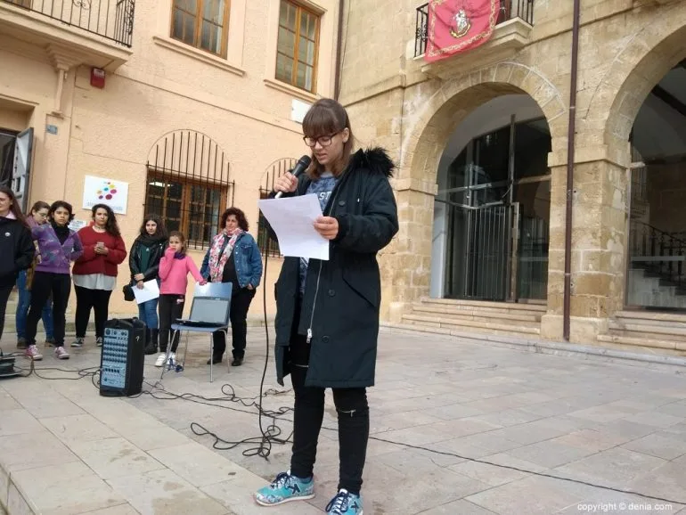 Concentración 8 Marzo Dénia - Lectura de poesías