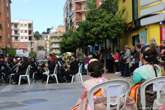 04 concierto de la banda de denia en la falla saladar melani y carla