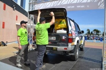 El coche del equipo Tronquet 71 repleto de material escolar