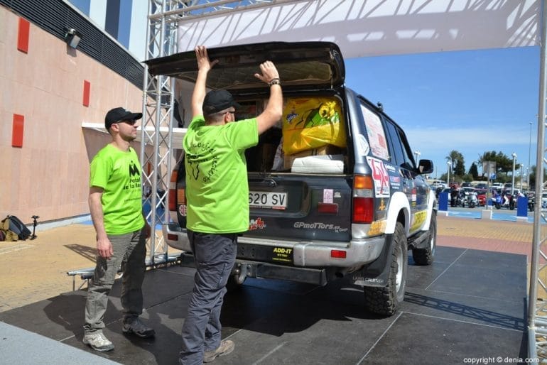 El coche del equipo Tronquet 71 repleto de material escolar