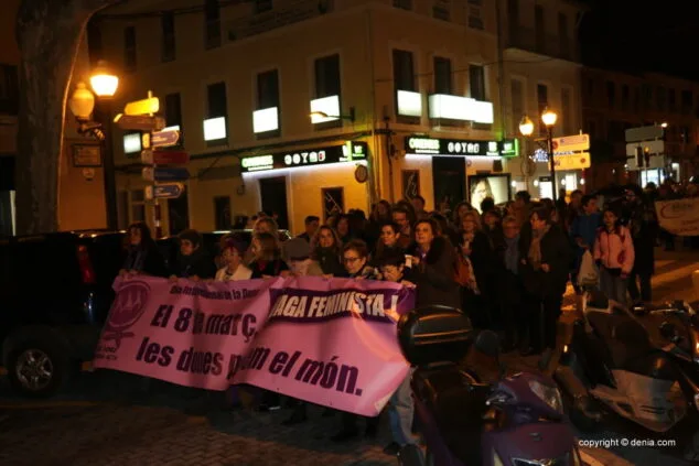 "El 8 de marzo las mujeres paramos el mundo": mujeres (y algún hombre) se manifiestan en Dénia 6 04 manifestacion dia de la mujer denia manifestantes