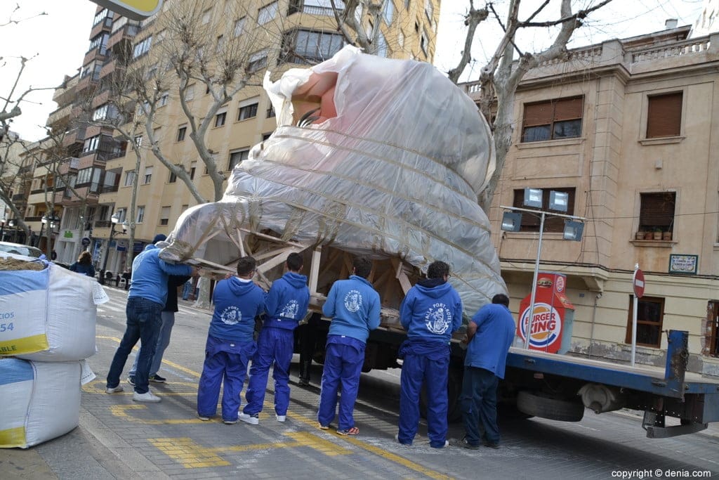La llegada de los monumentos falleros blinda las calles de Dénia 1 04 planta fallas denia 2018 port rotes