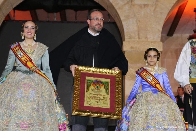 Pregón fallas Dénia 2018 - el pregonero con las falleras mayores de Dénia