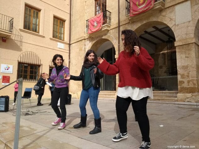 06 concentracion 8 marzo denia jovenes bailando