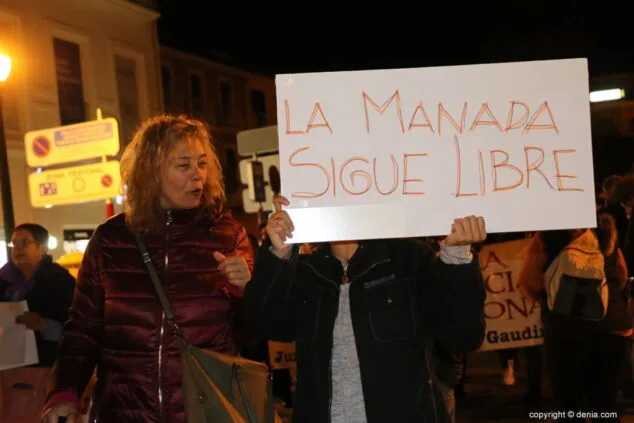 "El 8 de marzo las mujeres paramos el mundo": mujeres (y algún hombre) se manifiestan en Dénia 8 06 manifestacion dia de la mujer denia pancarta