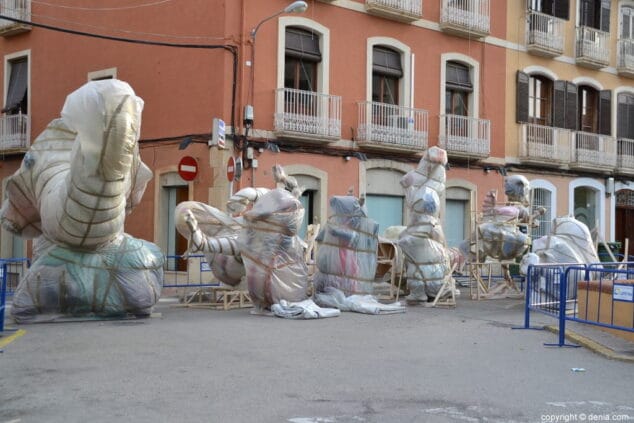 La llegada de los monumentos falleros blinda las calles de Dénia 7 06 planta fallas denia 2018 centro