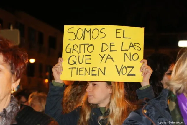 "El 8 de marzo las mujeres paramos el mundo": mujeres (y algún hombre) se manifiestan en Dénia 10 08 manifestacion dia de la mujer denia cartel