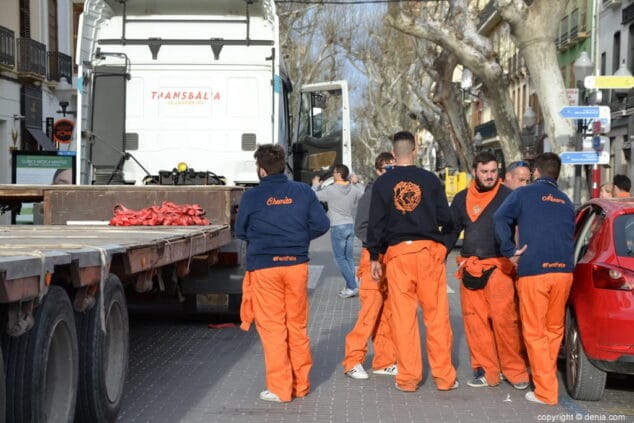 La llegada de los monumentos falleros blinda las calles de Dénia 9 08 planta fallas denia 2018 centro