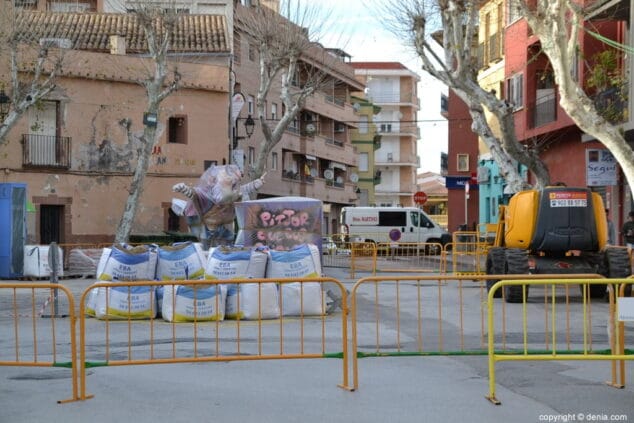 La llegada de los monumentos falleros blinda las calles de Dénia 11 10 planta fallas denia 2018 oeste