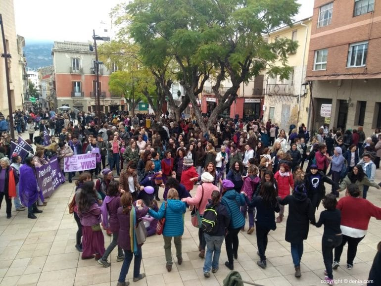 Concentración 8 Marzo Dénia - Bailes en la plaza